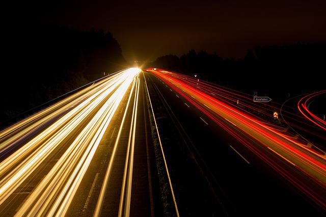 Oświetlenie pojazdów – jak wybrać lampy przednie oraz tylne. O reflektorach samochodowych słów kilka